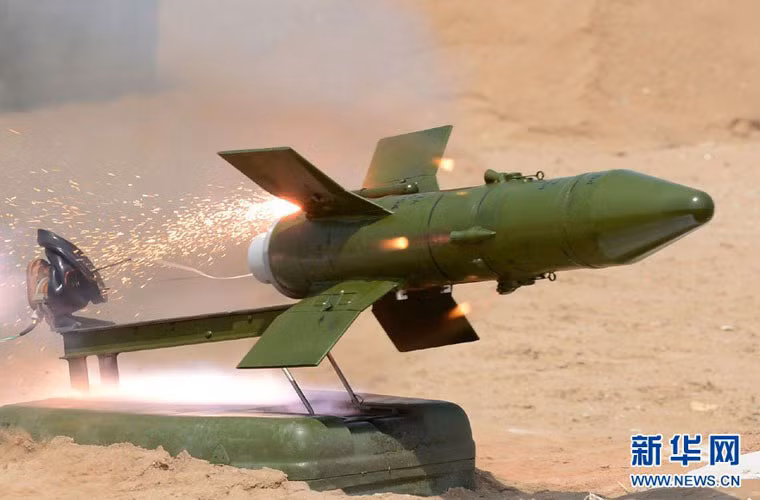 Đạn tên lửa HJ-73D được trang bị đầu đạn xuyên kiểu tandem cho phép xuyên phá các loại xe tăng bọc giáp phản ứng nổ ERA.