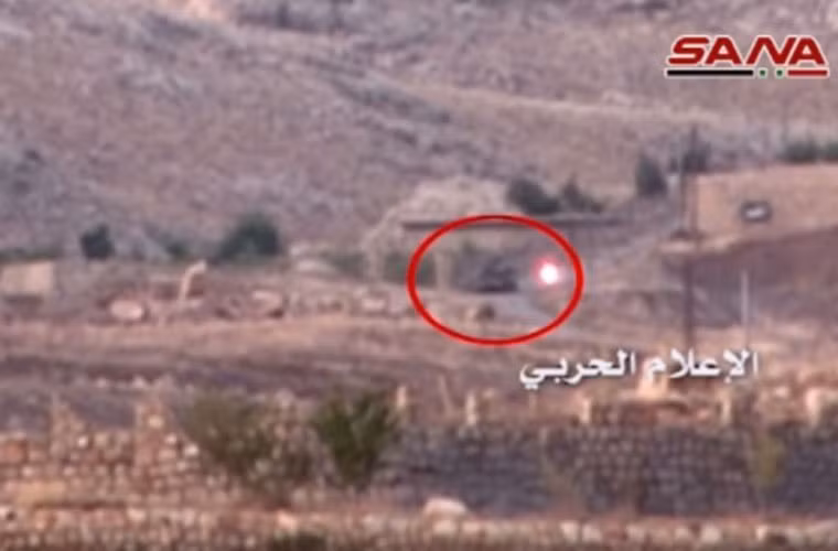 Ảnh tên lửa HJ-73D (dấu đỏ) đang tiếp cận một chiếc xe tăng quân chính phủ Syria.