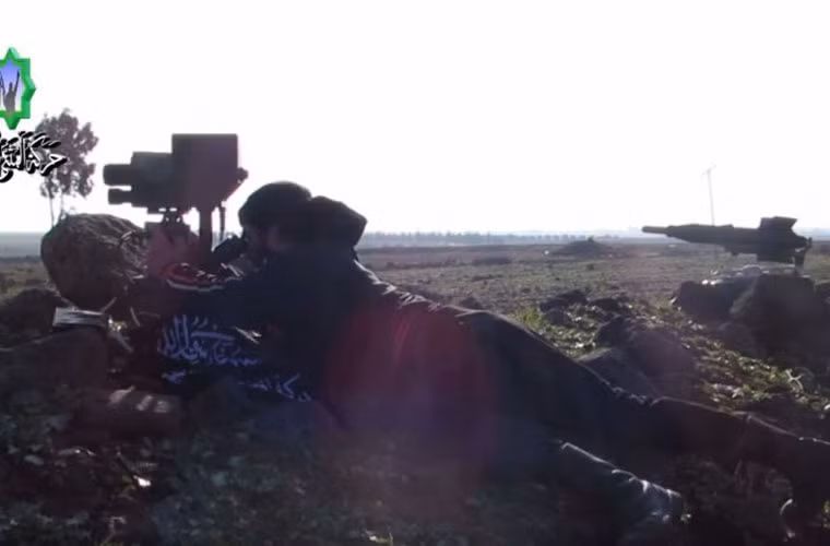 Các trang mạng diễn đàn quân sự mới đây đăng tải loạt ảnh các chiến binh quân nổi dậy Syria sử dụng loại tên lửa chống tăng lạ để đối phó với các loại xe tăng mạnh mẽ như T-72 của quân chính phủ Syria.