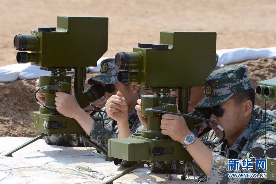 Đặc biệt, tổ hợp HJ-73D mà quân nổi dậy Syria sở hữu trang bị công nghệ dẫn đường lái đạn bán tự động (SACLOS) với các lệnh điều khiển truyền qua dây. Với công nghệ này, xạ thủ chỉ cần giữ tầm ngắm vào mục tiêu cho tới khi tên lửa tiếp cận. Trong khi mẫu AT-3 gốc dùng kiểu lái MCLOS đòi hỏi xạ thủ phải theo dõi, lái đạn đến mục tiêu.