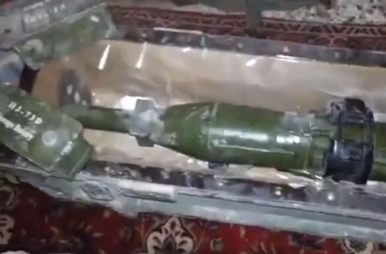 Cận cảnh hòm chứa đạn tên lửa với ký hiệu HJ-73D.