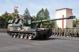 Bổ sung cho pháo tự hành, các xe hỗ trợ thiết yếu bao gồm xe chỉ huy (WD), xe chỉ huy và tham mưu (WDSz) trên khung gầm xích nhẹ, xe tiếp tế đạn (AWA) và xưởng sửa chữa (AWRU) trên xe tải Jelcz. Hợp đồng này có giá trị khoảng 9 tỷ PLN, các đợt giao hàng dự kiến đến cuối năm 2029 bao gồm các gói đào tạo và hậu cần.