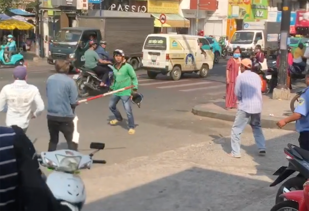 Bắt 4 tài xế vụ hỗn chiến bằng dao, gậy trước cổng bệnh viện - Hình 2 Bat 4 tai xe vu hon chien bang dao, gay truoc cong benh vien-Hinh-2