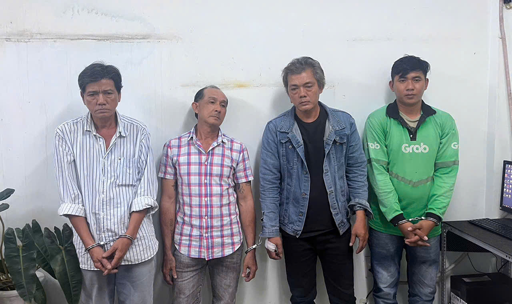 Bắt 4 tài xế vụ hỗn chiến bằng dao, gậy trước cổng bệnh viện Bat 4 tai xe vu hon chien bang dao, gay truoc cong benh vien