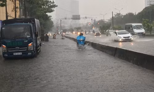 May bom “khung” hoat dong tot, duong Nguyen Huu Canh van ngap nang