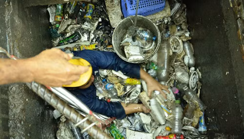 2 hệ thống cống tại khu vực máy bơm hoạt động ngập trong rác thải, chai nhựa... gây tắc nghẽn. Chủ tịch HĐQT Công ty Quang Trung cho biết thêm, trong 8 đợt mưa cực lớn vừa qua, máy bơm của đơn vị giải quyết ngập rất hiệu quả, người dân thoải mái đi lại mà không phải bì bõm như trước đây. Tuy nhiên, cơn mưa trưa nay chưa đầy 1 giờ với lượng mưa không lớn, máy bơm vẫn hoạt động nhưng nước rút rất chậm thì thật vô lý. Ông Cường không ngần ngại cho biết việc nay là có sự phá hoại của nhóm đối tượng nào đó, vì trước đó ông nhận đươc thông tin nhóm phá hoại sẽ đưa những vật dụng, bó thép gai xuống cống để gây tắc cống. "Chúng tôi nghi ngờ có hành động phá hoại gây tắc cống. Sau khi kiểm tra, chúng tôi sẽ có văn bản gửi Thành uỷ, UBND TPHCM để đề nghị cơ quan chức năng vào cuộc điều tra làm rõ”, ông Cường nói. Trước đó sáng ngày 2/10, Trung tâm chống ngập TP.HCM (đại diện UBND TP.HCM) và Tập đoàn Công nghiệp Quang Trung - chủ đầu tư công trình máy bơm công suất lớn ở đường Nguyễn Hữu Cảnh đã ký hợp đồng nguyên tắc chống ngập cho khu vực này.