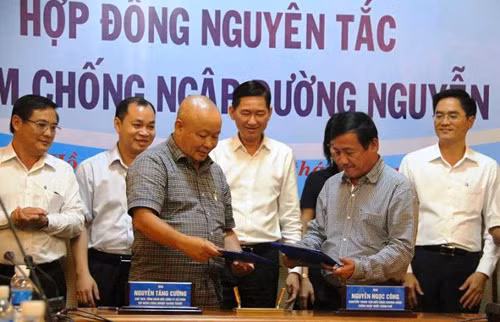 Trung tâm chống ngập TP.HCM (đại diện UBND TP.HCM) và Tập đoàn Công nghiệp Quang Trung - chủ đầu tư công trình máy bơm công suất lớn ở đường Nguyễn Hữu Cảnh đã ký hợp đồng nguyên tắc chống ngập cho khu vực này. Theo hợp đồng ký kết, chủ đầu tư phải đảm bảo đường Nguyễn Hữu Cảnh không ngập theo tiêu chuẩn của Bộ Xây dựng (mực nước nhỏ hơn 0,1 m). Thời gian thực hiện hợp đồng từ ngày ký đến ngày 31/12/2017 và có thể gia hạn theo yêu cầu. Phạm vi thực hiện trên đường Nguyễn Hữu Cảnh đoạn từ Điện Biên Phủ đến đường Võ Duy Ninh.