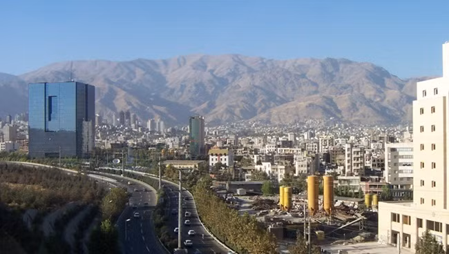 Iran đứng thứ hai thế giới về trữ lượng khí đốt thiên nhiên, thứ tư về trữ lượng dầu thô. Theo Tổ chức các nước xuất khẩu dầu mỏ OPEC, trữ lượng dầu thô của Iran là 1853,4 tỷ thùng. Masjid-i-Sulaiman là giếng dầu đầu tiên của Iran được phát hiện năm 1908.