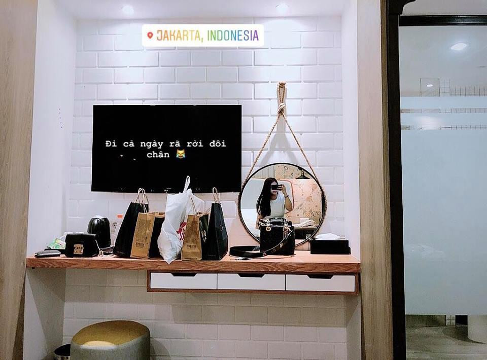 Hàng hiệu chất đầy kệ khiến dân tình phát sốt.