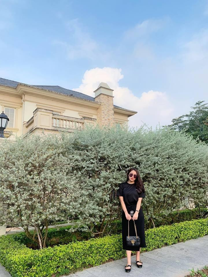 Túi Gucci Marmont có vẻ là mẫu túi mà cô nàng đặc biệt yêu thích.