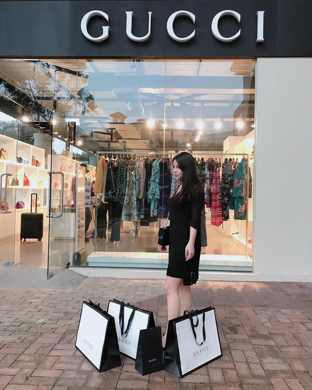 Gucci cũng là một trong những hãng thời trang yêu thích của vợ anh. Người đẹp sở hữu bộ sưu tập các túi xách, mỹ phẩm, giày dép... từ những thương hiệu đình đám như Chanel, Gucci, YSL, Moschino, Louis Vuition...