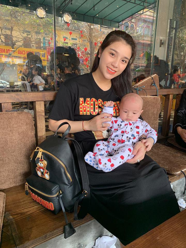 Trên trang cá nhân, dễ dàng bắt gặp hình ảnh bà xã trung vệ Bùi Tiến Dũng khoe hàng hiệu. Balo kết hợp váy liền trẻ trung đến từ nhà mốt Moschino.