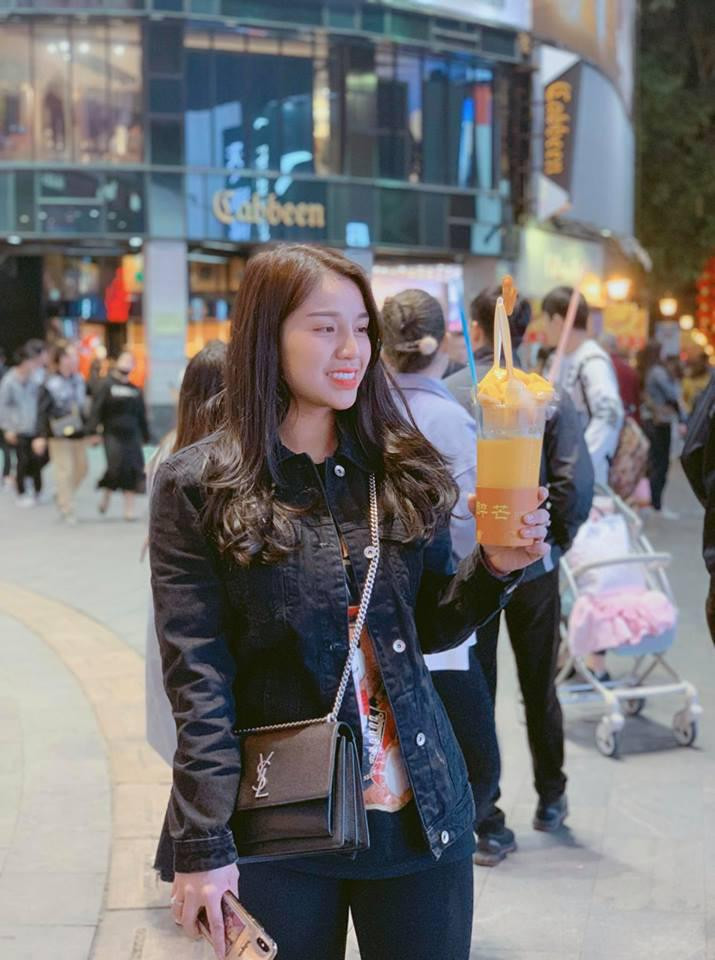 Mẫu túi này của Saint Laurent cũng ngót nghét 60 triệu đồng.