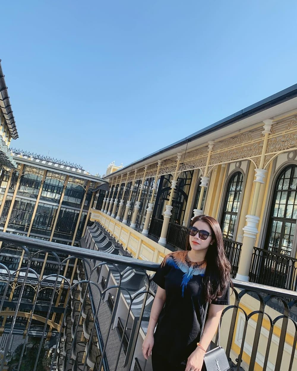 Khánh Linh xuất thân từ gia đình có gia thế khủng. Cô nàng từng đi du học Singapore và sau khi về nước đã làm quản lý khách sạn của gia đình ở thành phố Bắc Ninh. Trên trang cá nhân, Khánh Linh thường xuyên chia sẻ về cuộc sống xa hoa, với những chuyến shopping hàng hiệu và những lần du lịch nghỉ dưỡng ở địa điểm sang chảnh.