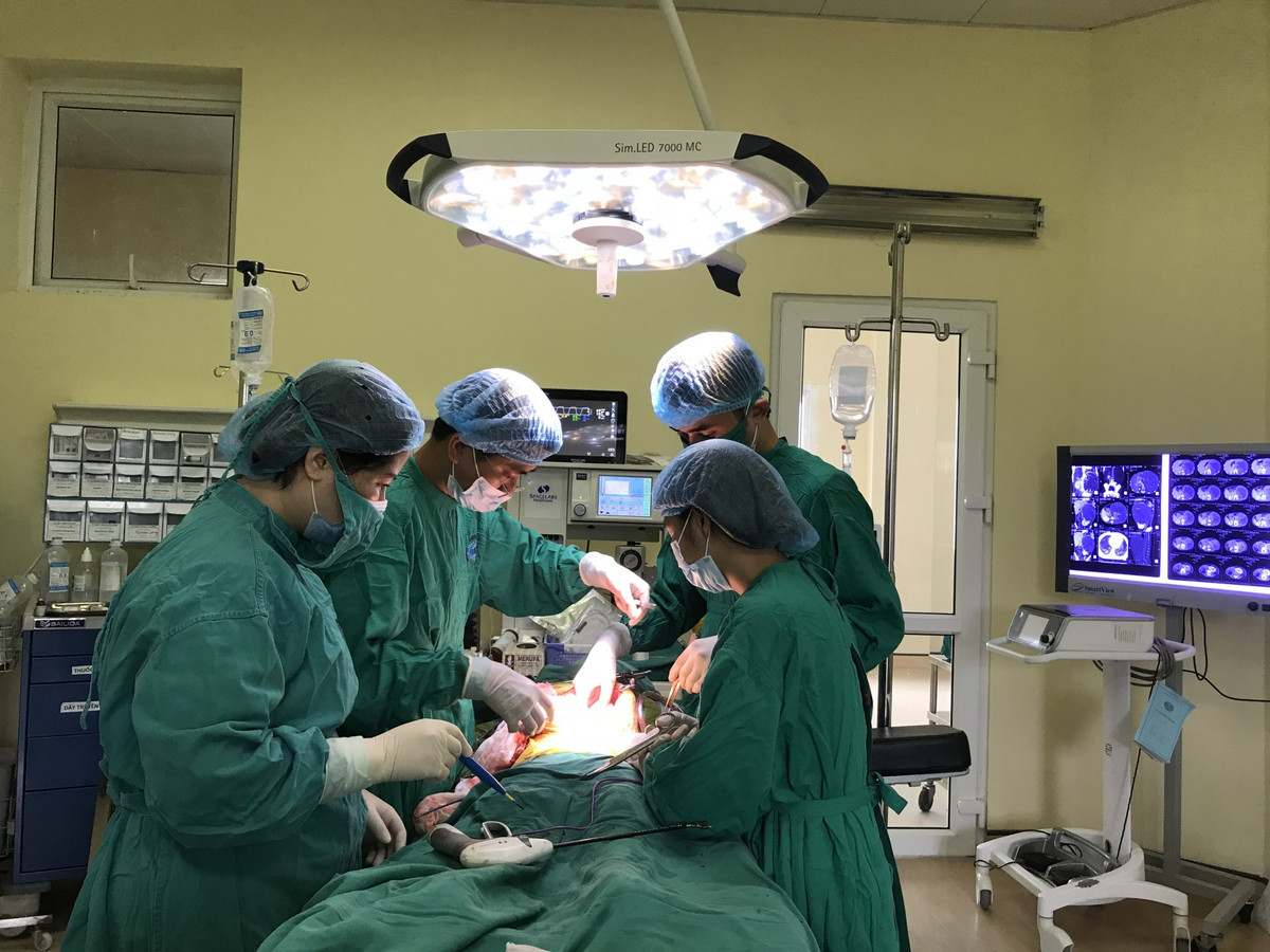 Phau thuat cat bo u than 2kg cho be gai 6 tuoi