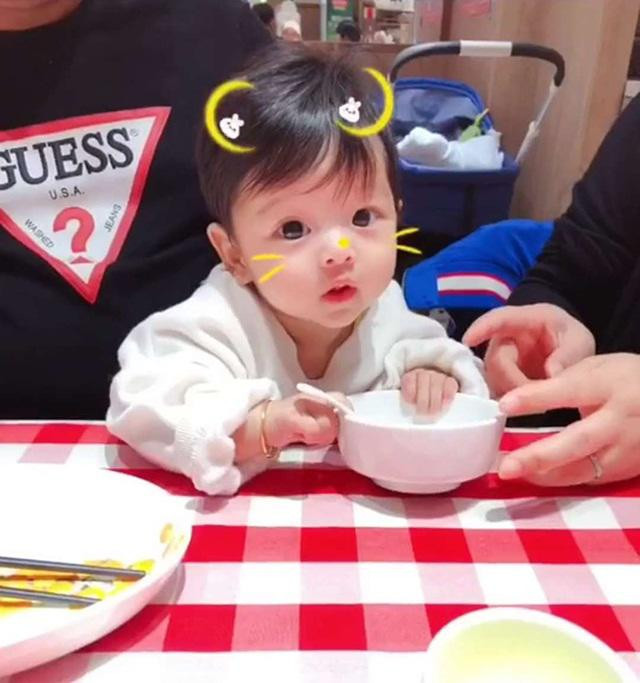 Tu 'vit con xau xi', 3 nam sau me bang hoang vi be 'lot xac', dep nhat o doi mat-Hinh-4