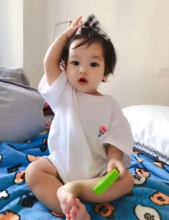 Tu 'vit con xau xi', 3 nam sau me bang hoang vi be 'lot xac', dep nhat o doi mat-Hinh-3