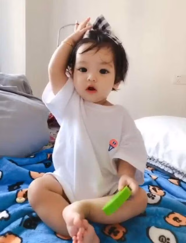 Tu 'vit con xau xi', 3 nam sau me bang hoang vi be 'lot xac', dep nhat o doi mat-Hinh-3