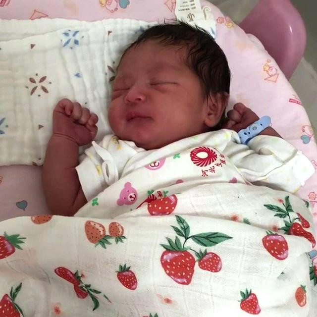 Tu 'vit con xau xi', 3 nam sau me bang hoang vi be 'lot xac', dep nhat o doi mat