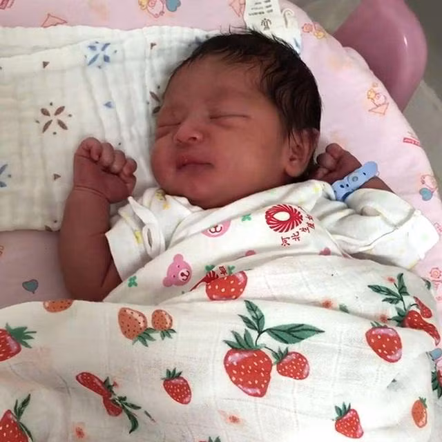 Tu 'vit con xau xi', 3 nam sau me bang hoang vi be 'lot xac', dep nhat o doi mat