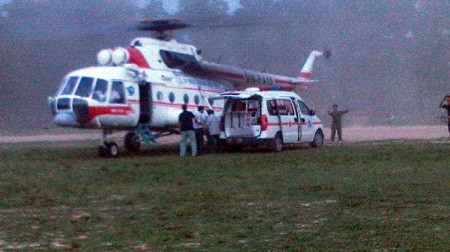 Trước đó, không ít người đã sử dụng dịch vụ cho thuê trực thăng, máy bay khá đắt đỏ trong các tình huống khẩn cấp như cứu hộ, cấp cứu. Tháng 8/2012, bệnh nhân Trần Thị Thảo (TP Hà Tĩnh) bị tai nạn giao thông ra cấp cứu tại bệnh viện 108 Hà Nội. Tình huống cấp bách nên gia đình chị đã chọn thuê trực thăng để tiết kiệm thời gian. Ảnh: Người đưa tin.