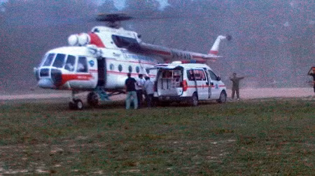 Trước đó, không ít người đã sử dụng dịch vụ cho thuê trực thăng, máy bay khá đắt đỏ trong các tình huống khẩn cấp như cứu hộ, cấp cứu. Tháng 8/2012, bệnh nhân Trần Thị Thảo (TP Hà Tĩnh) bị tai nạn giao thông ra cấp cứu tại bệnh viện 108 Hà Nội. Tình huống cấp bách nên gia đình chị đã chọn thuê trực thăng để tiết kiệm thời gian. Ảnh: Người đưa tin.