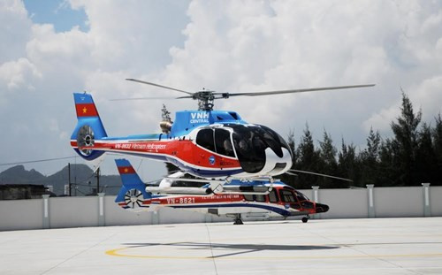 Ngoài dịch vụ thuê trực thăng cứu hộ, đón dâu, những du khách chịu chơi có thể chi từ 3 triệu đồng để ngắm cảnh Đà Nẵng từ trực thăng trong vòng 12 phút. Đơn vị khai thác dịch vụ này là Công ty trực thăng miền Trung, đóng tại Đà Nẵng.