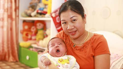 Ngày, 01/01/2012 gia đình chị Nguyễn Thị Hải (Lai Châu) cũng đã chấp nhận bản hợp đồng chi hơn 400 triệu để thuê máy bay từ Lai Châu - Hà Nội cấp cứu con trai sinh non ở tuần 27. Tuy nhiên, do điều kiện thời tiết xấu, nhiệt độ xuống dưới 5OC, sương mù dày đặc, máy bay không thể hạ cánh. Gia đình vẫn phải thanh toán 50% phí hợp đồng. Ảnh: Tuổi Trẻ.