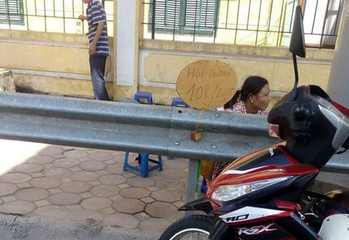 Người đi đường phải chịu chi 10.000 đồng/lượt hỏi.