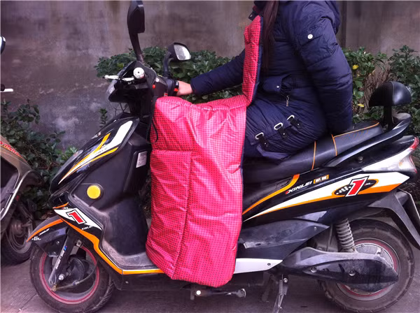 Một số loại áo khoác kiểu này có thêm găng tay khổng lồ đi kèm.