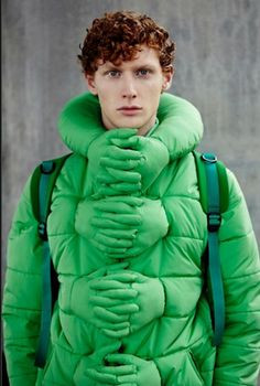 Bên cạnh đó, những dòng áo khoác mùa đông độc lạ cũng nhanh chóng "lên ngôi".