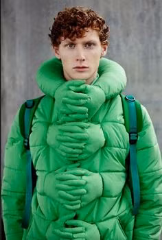 Bên cạnh đó, những dòng áo khoác mùa đông độc lạ cũng nhanh chóng "lên ngôi".