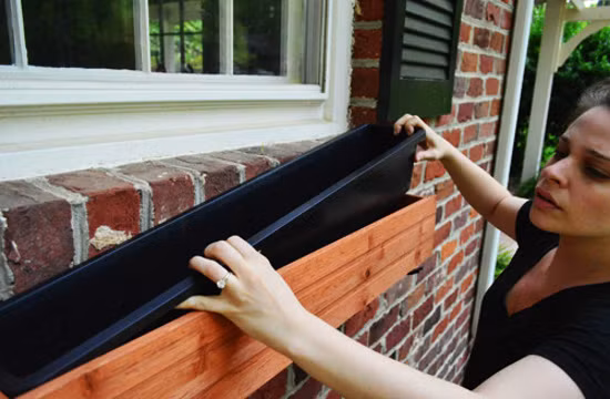 Tạo một bồn hoa nhỏ bên ban công để trồng đỗ quyên cũng là một ý tưởng tốt, nếu không, bạn có thể trồng chậu để bàn hoặc bậc thềm ngôi nhà để trang trí.