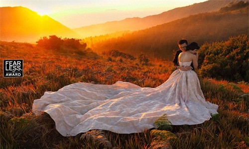 Cùng ngắm những bức ảnh cưới đẹp nhất thế giới. Ánh hoàng hôn trải một màu vàng mê hoặc lên đôi tình nhân.