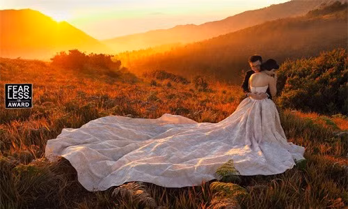 Cùng ngắm những bức ảnh cưới đẹp nhất thế giới. Ánh hoàng hôn trải một màu vàng mê hoặc lên đôi tình nhân.