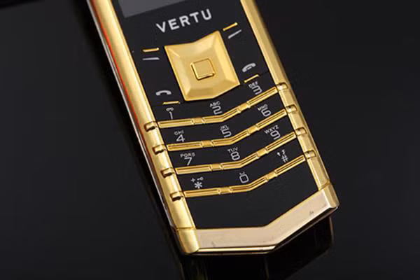 Thậm chí, chủ nhân của siêu sim này còn sẵn sàng tặng một chiếc Vertu cho người nào mua chiếc sim 096x999999 nhưng đó phải là người đam mê sim thực sự. Mức giá cho sim "khủng'" là trên 5 tỷ đồng. Ảnh minh họa.