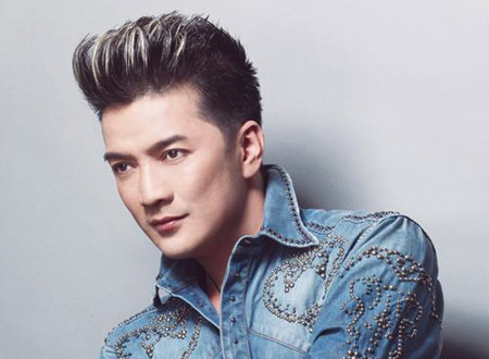 Tuy nhiên, nam ca sĩ chia sẻ, anh không muốn bán sim điện thoại đó bởi đây là một món quà đặc biệt của một người bạn. Nhưng nếu bán sim để lấy tiền từ thiện thì anh sẽ suy nghĩ lại.