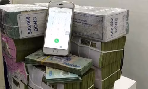 Việc chi tiền tỷ mua sim số đẹp không còn quá xa lạ. Trước đó, báo Vntinnhanh cũng đưa tin, ngày 2/11 tại một cửa hàng của MobiFone ở quận Cầu Giấy, Hà Nội, ông Đỗ Trọng Hiếu, Giám đốc Công ty thương mại dịch vụ Mê Linh đã chuyển nhượng cho một khách hàng chiếc sim số đẹp trên với giá 3 tỷ đồng.