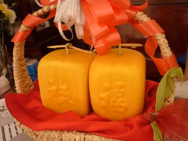 Dưa hấu vuông Tài - Lộc, Phúc - Thọ khoảng 3 triệu đồng/cặp. Những cặp dưa trọng lượng trên 2kg/quả có giá đắt hơn khá nhiều.