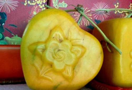 Bỏ ra từ 7-8 triệu đồng, khách mới mua được dưa hấu hình trái tim độc lạ để trưng Tết.