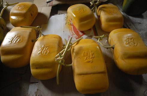 Thậm chí, gần sát Tết, do khan hiếm, có những cặp dưa hấu vàng hình ô tô "đội" giá lên tới 10 triệu đồng. Mức giá này chỉ có khách hàng đại gia mới chịu chi mua sản phẩm về chơi Tết.