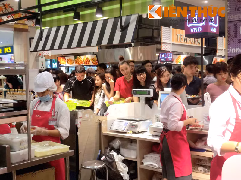 Bạn Lan Hương (25 tuổi, nhân viên kế toán) chia sẻ: "Trung bình các xuất sushi ở ngoài bán cũng từ 140.000 đồng, trong khi giá ở đây chỉ có 129.000 đồng, chịu khó xếp hàng là mua được món đồ rẻ".