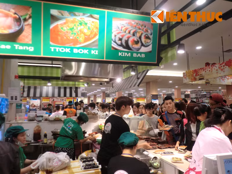 Bên cạnh quầy đồ Nhật, quầy thực phẩm Hàn Quốc cũng chật cứng khách mua các món Kimbab, Ttok bok ki...