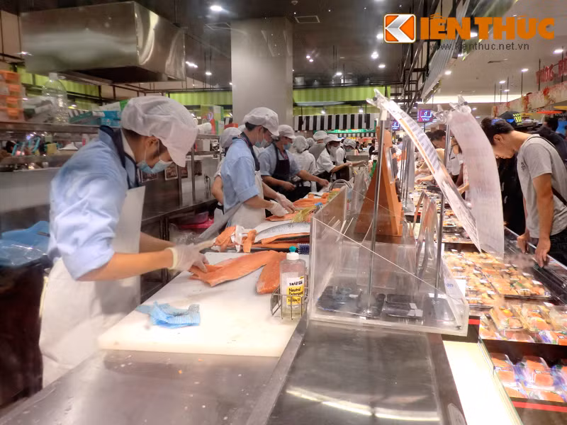 Chị Minh (nhà ở khu Hoàng Mai, Hà Nội) cho biết: "Vừa chọn hàng vừa nhìn thấy nhân viên xẻ thịt cá hồi ngay tại quầy nên cũng yên tâm hơn. Tuy nhiên, do khách đông quá nên chờ thanh toán cũng hơi mất thời gian một chút".