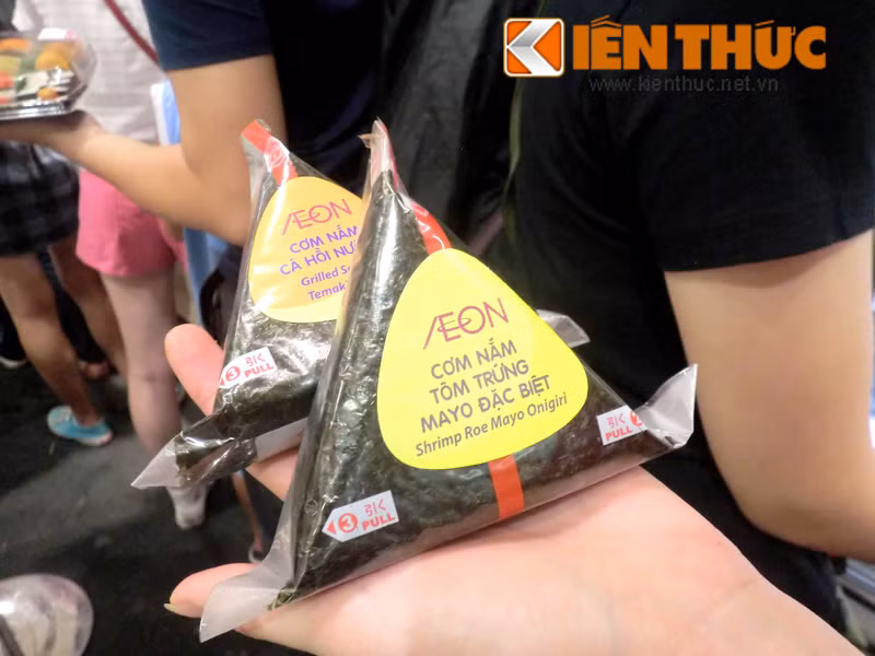 Bên cạnh đó, các xuất đồ ăn nhẹ như cơm nắm Nhật (cá ngừ, cá hồi nướng, gà teriyaki) giá rất "mềm" từ 9.900 đồng - 15.900 đồng/miếng.