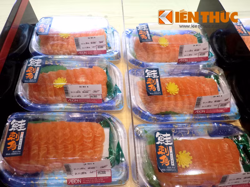 Mặt hàng cá hồi tươi tại Aeon Mall Long Biên có giá 99.000 đồng.