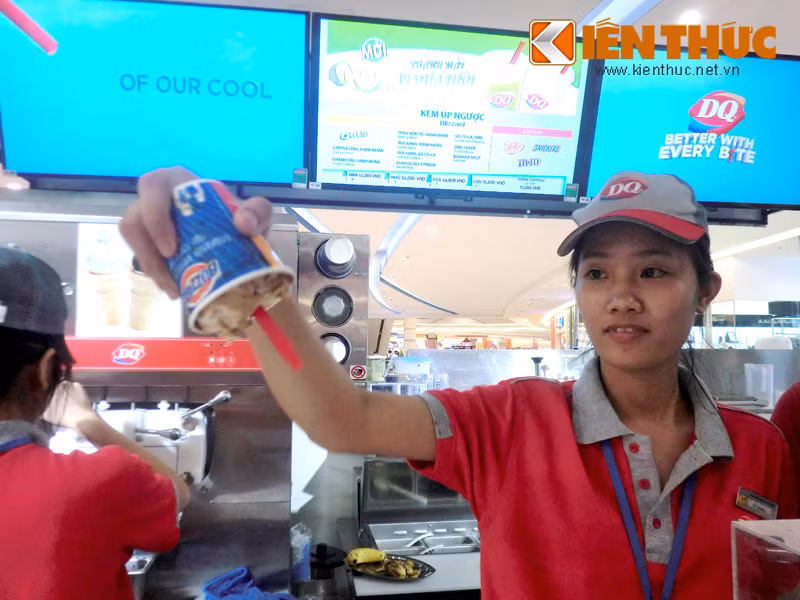 Điểm độc lạ của món kem này là có thể dốc ngược hộp kem mà kem không chảy ra ngoài. Tuy nhiên, thời gian kem giữ nguyên trên hộp chỉ kéo dài khoảng 30 - 40 giây.