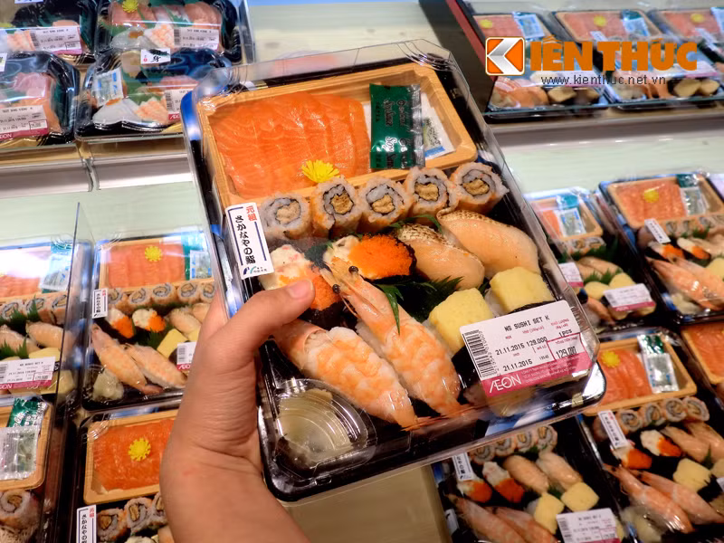 Một xuất sushi đầy đặn với giá 129.000 đồng.