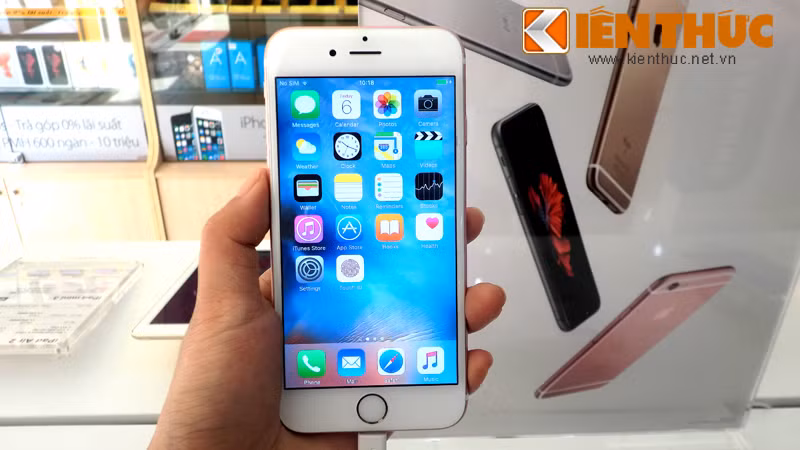 Theo nhân viên cửa hàng Thế giới di động trên đường Lạc Long Quân (Hà Nội): "Hiện tại, các phiên bản đều còn rất ít hàng, cụ thể màu bạc chỉ còn 2 chiếc, màu vàng đồng là 8 chiếc. Rất có thể, iPhone 6S và 6S Plus chính hãng sẽ cháy hàng trong 2-3 ngày tới".