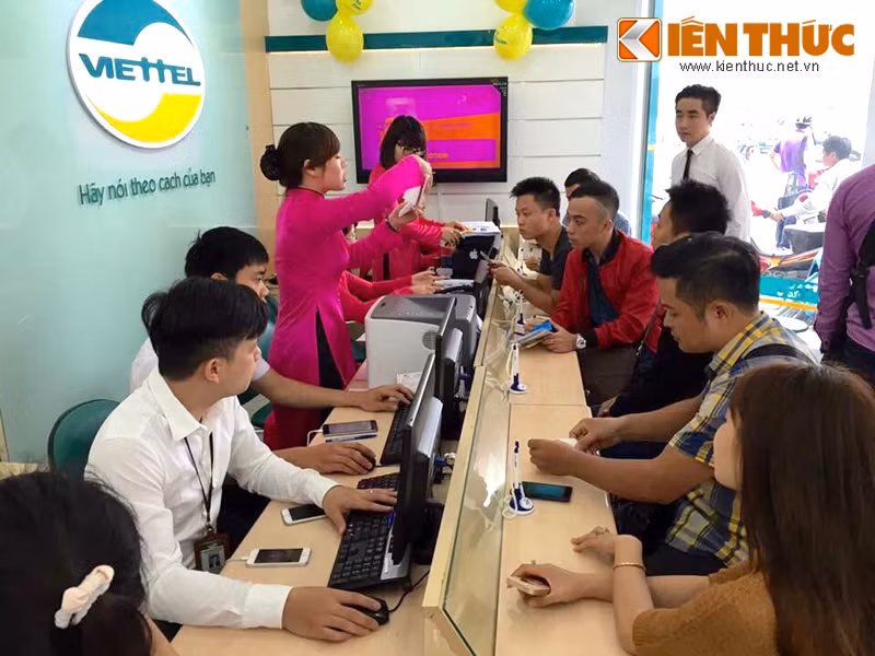 Dan Ha Noi nhon nhip sam bo doi iPhone 6S chinh hang